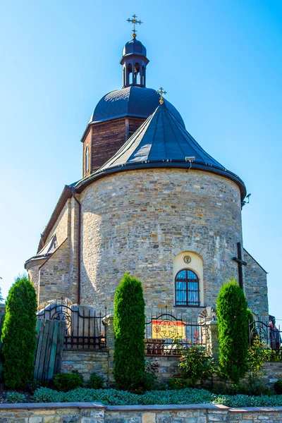 Kamyanets-Podilsky bir gökyüzü arka plan eski güzel eski kilise fotoğrafı
