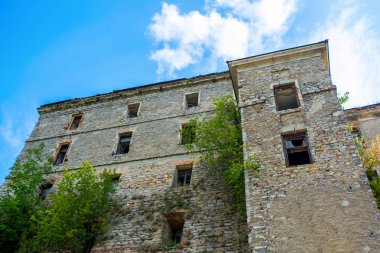 Kamyanets-Podilsky içinde çok penceresi olan eski antik taş ahır fotoğrafı