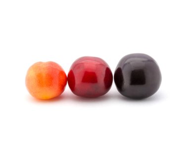 Fotoğraf farklı kırmızı güzel kiraz beyaz arka plan üzerinde izole