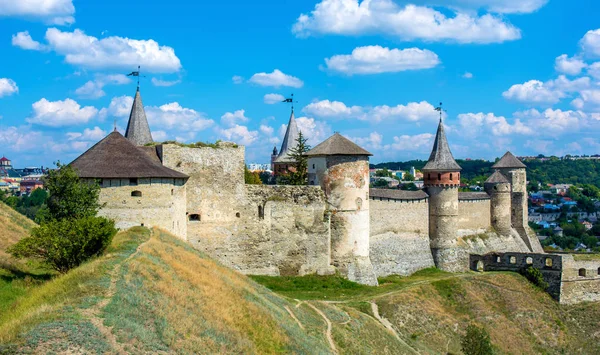 Kamyanets Podilsky で多くの高さの塔を持つ古い古代の石造りの城の写真 — ストック写真