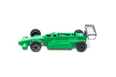 Beyaz arka plan üzerinde izole küçük yeşil oyuncak model araba fotoğrafı
