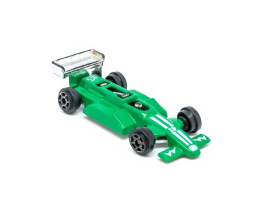 Beyaz arka plan üzerinde izole küçük yeşil oyuncak model araba fotoğrafı