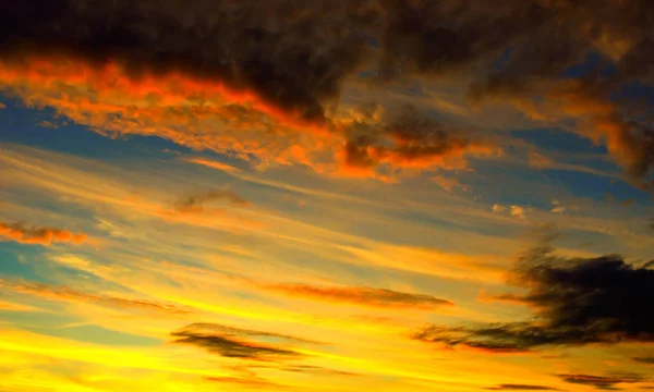 Фото Красивого Оранжевого Заката Темными Облаками Небе — стоковое фото