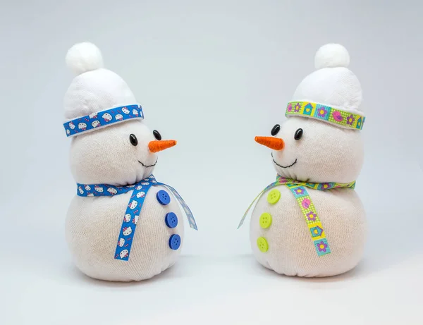 Güzel Snowmans Tarafsız Arka Plan Üzerinde Izole Fotoğrafı — Stok fotoğraf