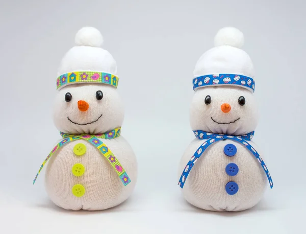 Güzel Snowmans Tarafsız Arka Plan Üzerinde Izole Fotoğrafı — Stok fotoğraf