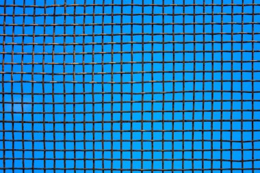 Çelik kafes duvara mavi gökyüzü arka plan fotoğrafı