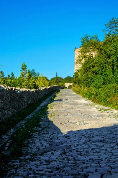 Eski antik taş yol Kamyanets-Podilsky içinde kule lider fotoğrafı
