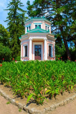 Fotoğraf eski retro güzel Pavyonu yaz yeşil bir park
