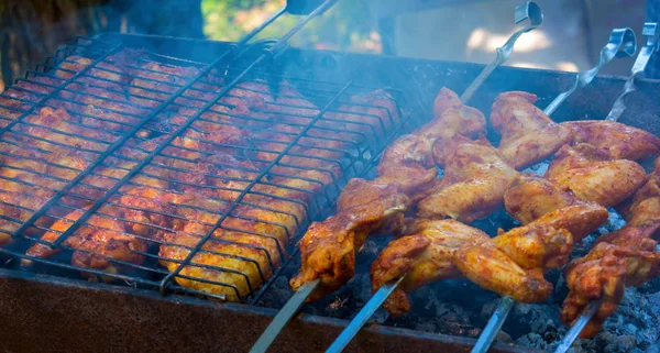 Foto Deliciosas Belas Asas Chiken Churrasco Frito Carvão Vegetal Parque — Fotografia de Stock