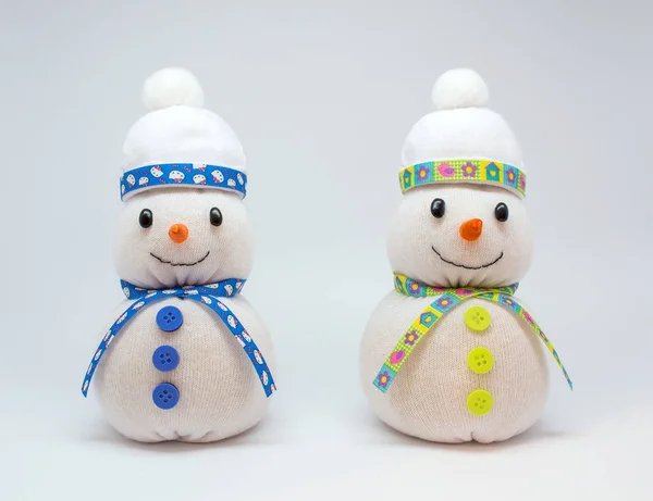 Güzel Snowmans Tarafsız Arka Plan Üzerinde Izole Fotoğrafı — Stok fotoğraf