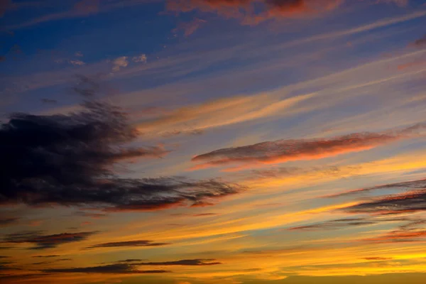 Фото Красивого Оранжевого Заката Темными Облаками Небе — стоковое фото