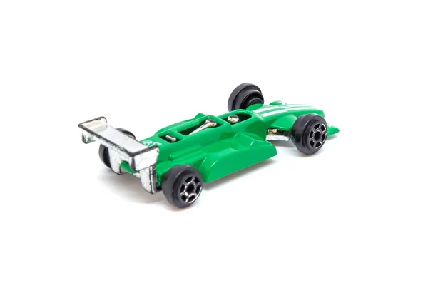 白い背景で隔離の小さな緑のおもちゃモデル車の写真 — ストック写真