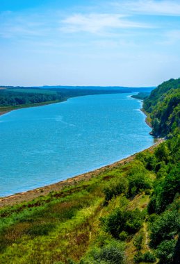 Fotoğraf Hotin içinde büyük güzel nehir plaj görüntülemek