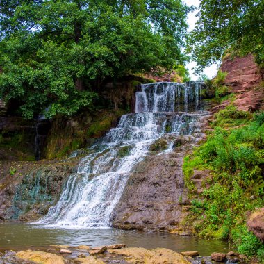 Dağlarda yüksek güzel şelale fotoğrafını