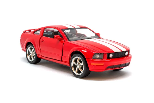 白い背景で隔離の小さな赤いおもちゃモデル車の写真 — ストック写真