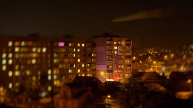 Fabrika üstlerindeki duman ile gece şehir binaların fotoğraf