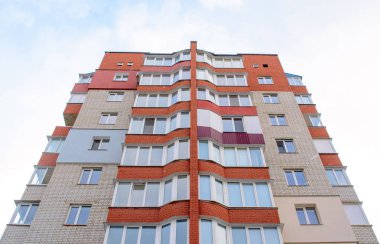 Güzel kırmızı beyaz modern Daire bina fotoğrafı