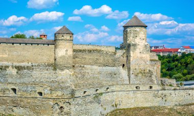 Kamyanets-Podilsky birçok yüksekliği kuleli eski antik taş castle fotoğrafı