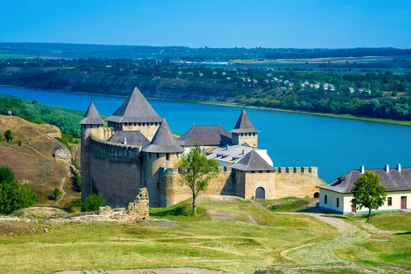 Eski antik taş castle Hotin birçok yüksekliği kuleli fotoğrafı