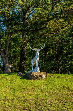 Beyaz Kamyanets-Podilsky bir parkta geyik heykelinin fotoğraf