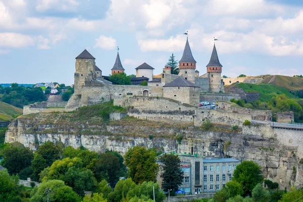 Foto ze starověké kamenný hrad s mnoha věžemi hight v Kamjanec-Podilskyj — Stock fotografie