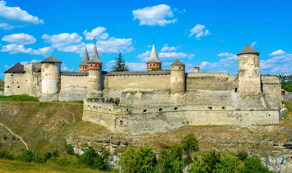 Foto de antiguo castillo de piedra con muchas torres de altura en Kamyanets-Podilsky — Foto de Stock