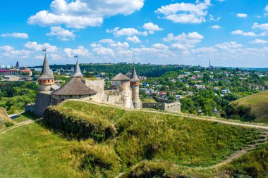 Kamyanets-Podilsky birçok yüksekliği Kuleli antik taş castle fotoğrafı