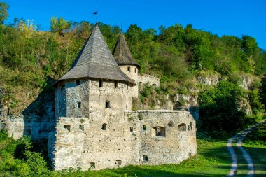 Kamyanets-Podilsky kalede antik taş Kulesi fotoğrafı