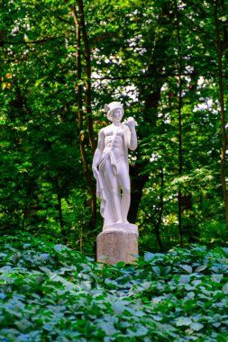 Yaz, bir parkta Merkür'ün taş heykel fotoğrafı
