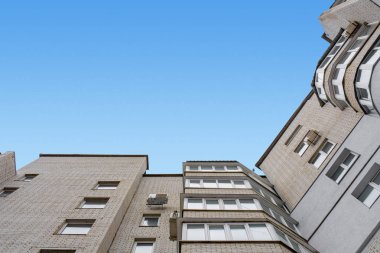 Fotoğraf gökyüzü ile bina köşesi