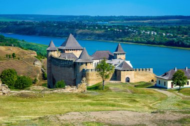 Antik taş castle Khotym birçok yüksekliği Kuleli fotoğrafı