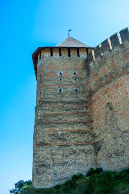 Antik taş castle Khotym birçok yüksekliği Kuleli fotoğrafı
