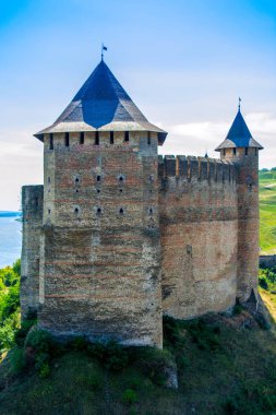 Antik taş castle Khotym birçok yüksekliği Kuleli fotoğrafı