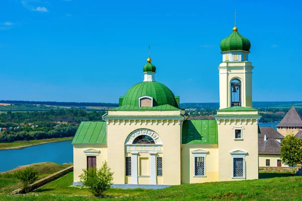 Photo de la vieille église blanche verte de Khotyn — Photo