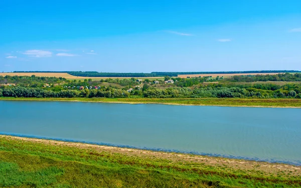 Photo de grande rivière à Khotyn, vue de la plage — Photo