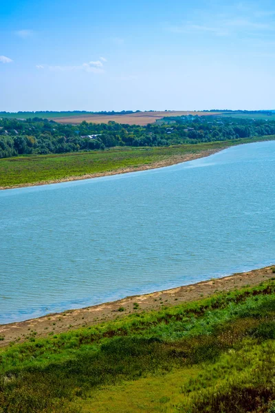 Foto de gran río en Khotyn, vista desde la playa — Foto de Stock