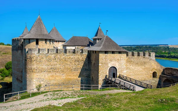 Khotym で多くの高さの塔を持つ古代の石造りの城の写真 ストック画像