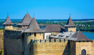 Antik taş castle Khotym birçok yüksekliği Kuleli fotoğrafı