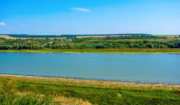 Foto de gran río en Khotyn, vista desde la playa — Foto de Stock