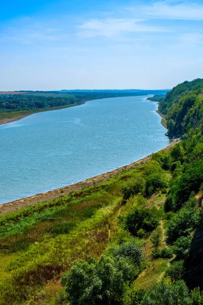 Foto de gran río en Khotyn, vista desde la playa — Foto de Stock