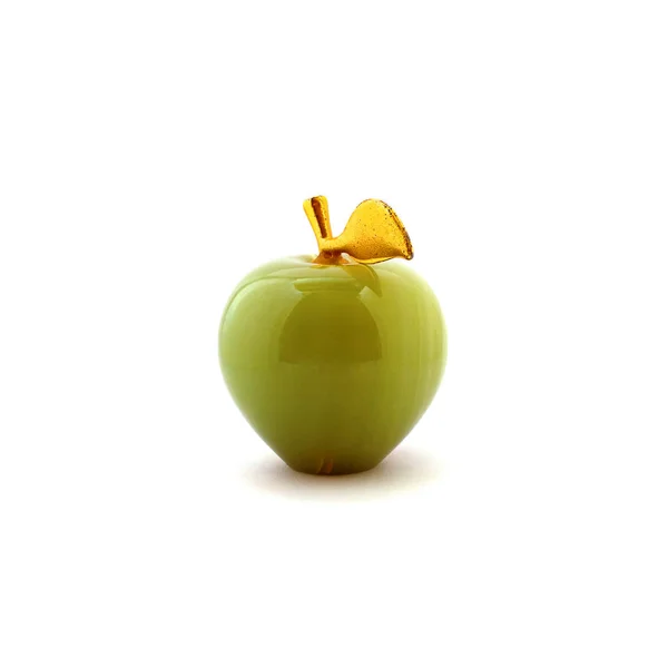 Фото зеленого оникса яблоко с золотыми листьями изолированы на белом фоне — стоковое фото