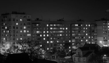 Bina Fabrika üstlerindeki duman ile gece fotoğraf