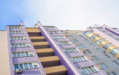 Menekşe beyaz modern Daire bina fotoğrafı