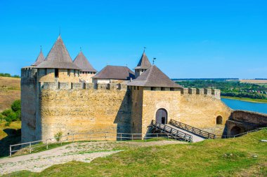 Antik taş castle Khotym birçok yüksekliği Kuleli fotoğrafı