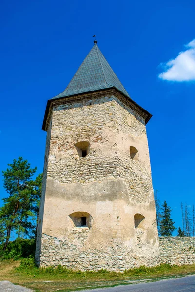 Krivche の古代石造りの城タワーの写真 — ストック写真