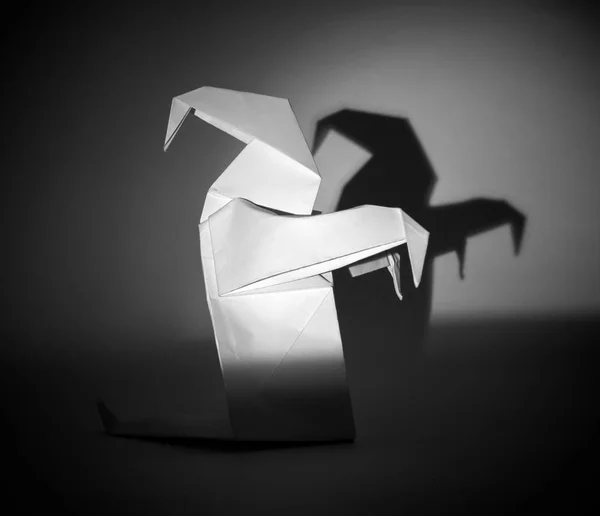 Foto de fantasma de origami blanco sobre fondo negro —  Fotos de Stock