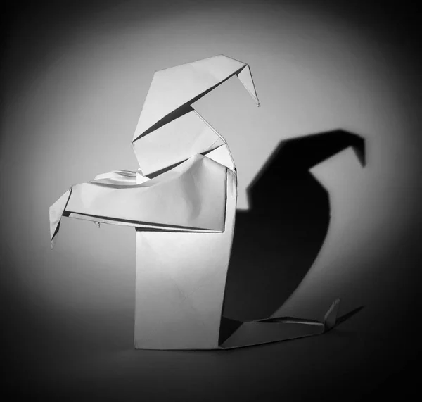 Foto de fantasma de origami blanco sobre fondo negro — Foto de Stock