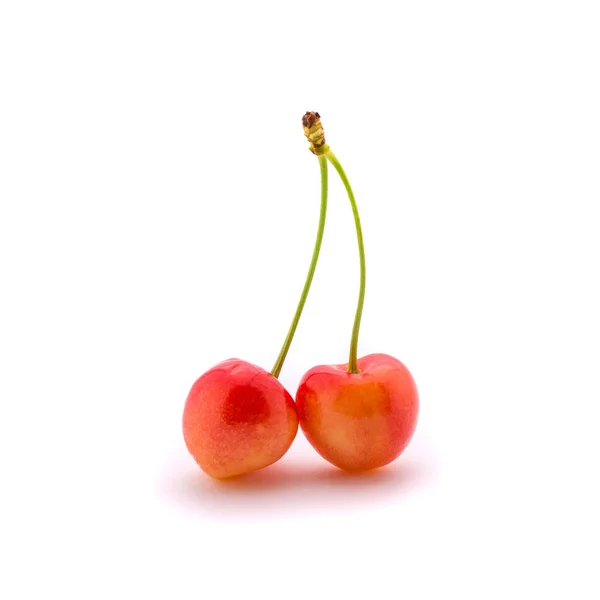 Foto de cerezas rojas aisladas sobre fondo blanco — Foto de Stock