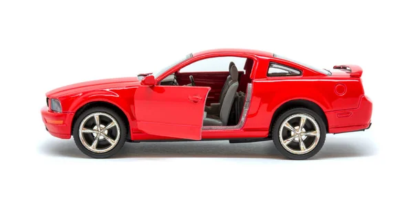 Foto do carro modelo de brinquedo vermelho isolado no fundo branco — Fotografia de Stock