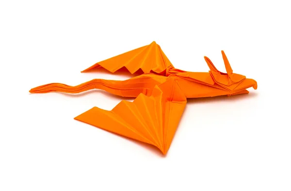 Foto de origami dragón naranja aislado sobre fondo blanco — Foto de Stock
